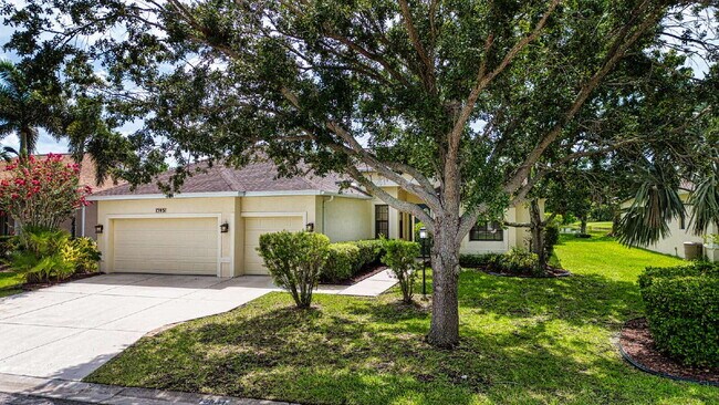Building Photo - Luxurious Lakefront Living: Spacious 4-Bedroom Home with Pool and Guest Suite in Lakewood Ranch