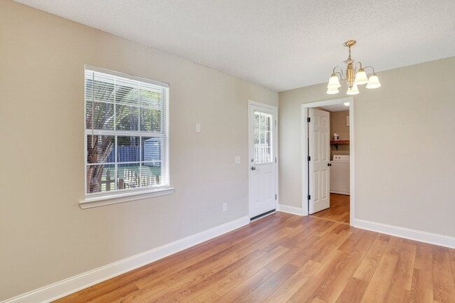 Building Photo - AVAILABLE EARLY OCTOBER [DOG FRIENDLY]