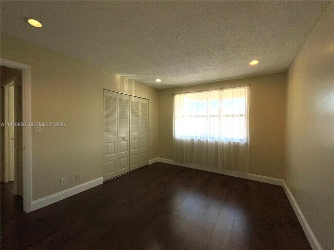 Building Photo - 10043 Winding Lake Rd