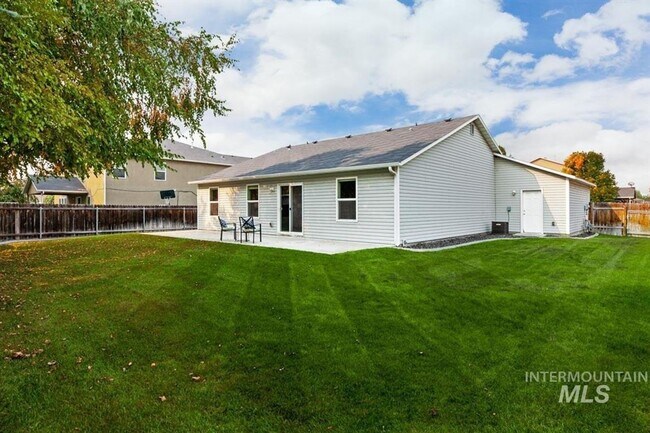 Building Photo - Beautiful, 3 Bed 2 Bath Home Featuring a 3 Car Garage with EV Charging Station!!