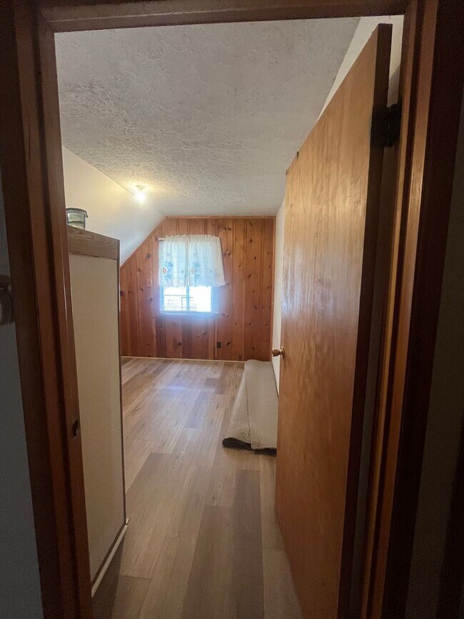 Building Photo - Cozy Crestline Cabin