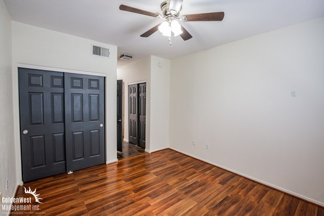 Building Photo - Stylish Upstairs 2Bdm 2Ba Condo in a Desir...