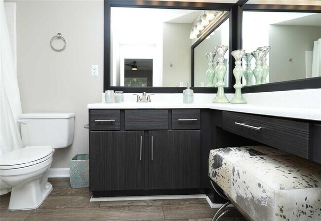 Building Photo - 9200 Roberts Dr