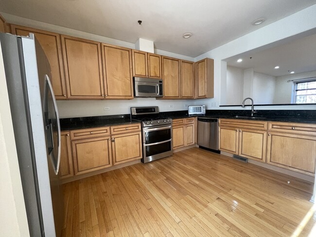 Building Photo - 4702 N Lamon Ave