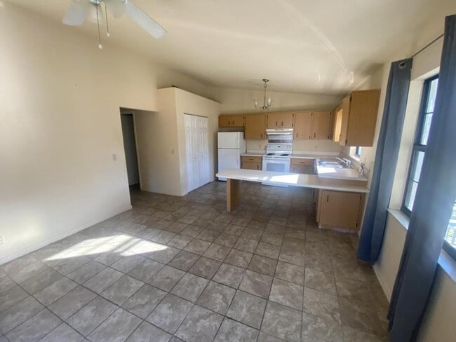 Building Photo - 491 N Sams Point