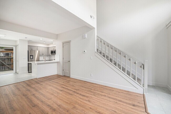 Building Photo - 1 Bed 1.5 Bath, 1 Car Attached Townhome in...