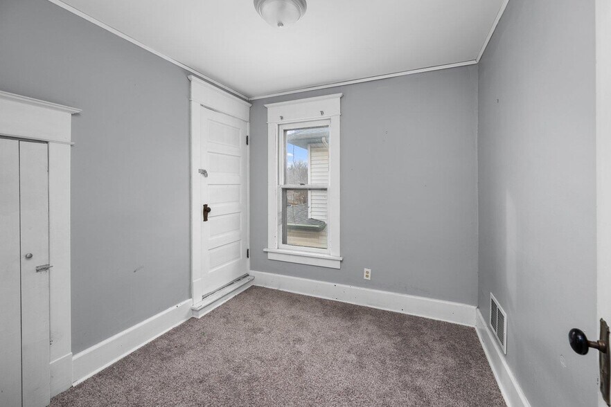 Building Photo - 1321 W 13th St