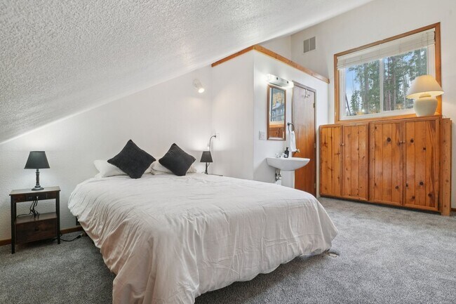 Building Photo - Serenity and Views with this 3 bedroom/3Bathroom Townhome in Buffalo Ridge