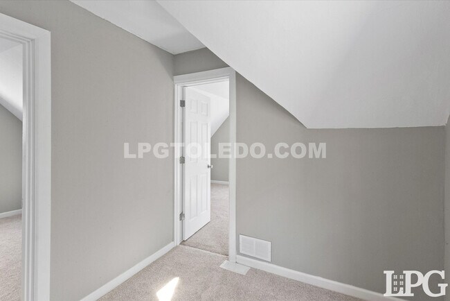 Building Photo - 1204 Navarre Ave