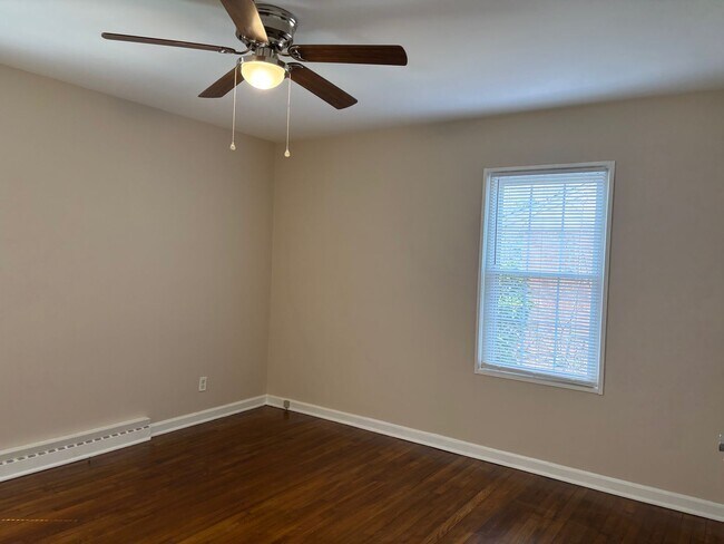 Building Photo - 3 BED, 2 BATH BRICK HOME IN ASHEBORO!