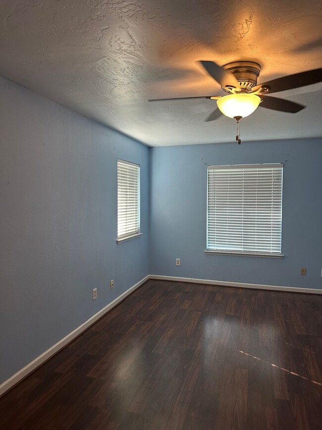 Building Photo - Great corner home for rent right by Crestw...