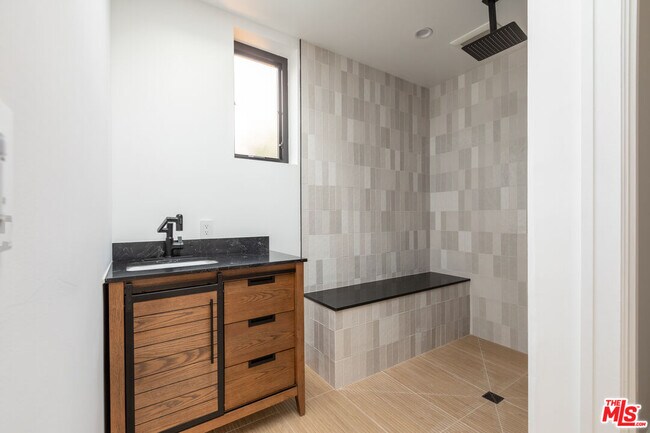 Building Photo - 1095 Chula Vista Pl