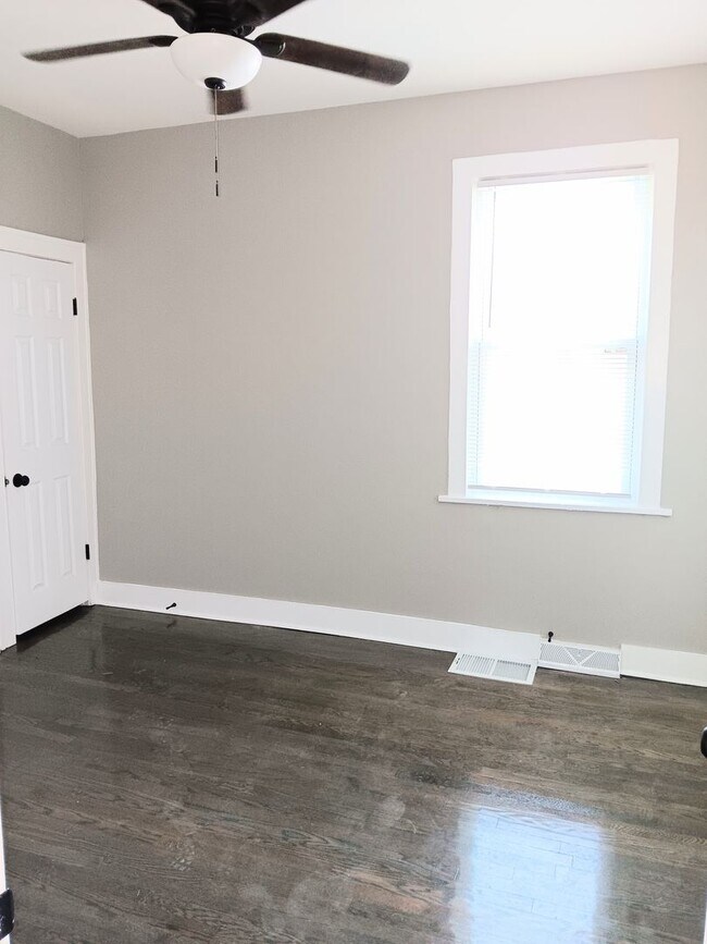 Building Photo - Spacious Showstopper