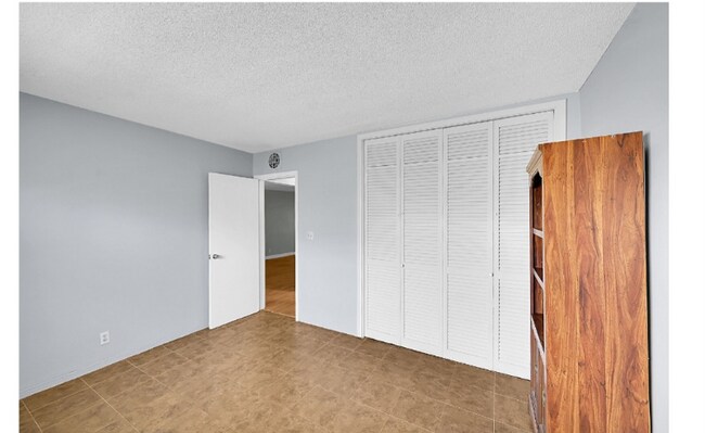 Building Photo - 2115 NE 42nd Ct