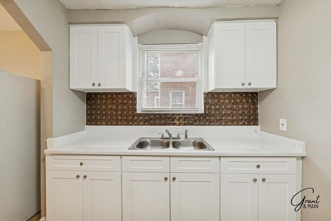 Building Photo - $1400 3 bedroom