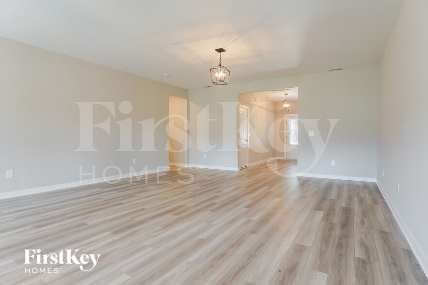 Building Photo - 320 S Pine Dr