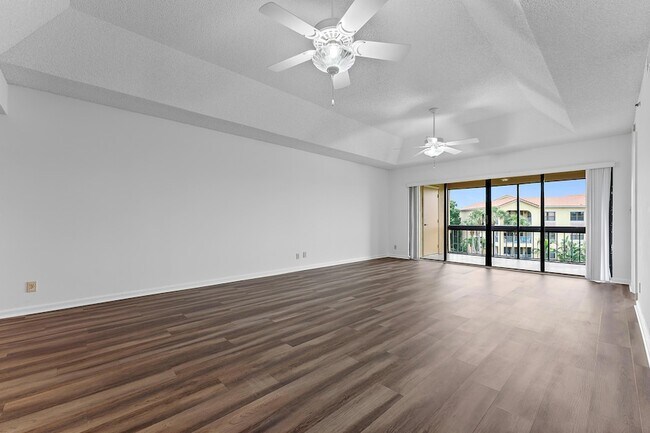 Building Photo - 700 Uno Lago Dr