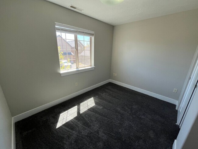 Building Photo - 3 Bed/2.5 Bath Single Family Home - Empire...