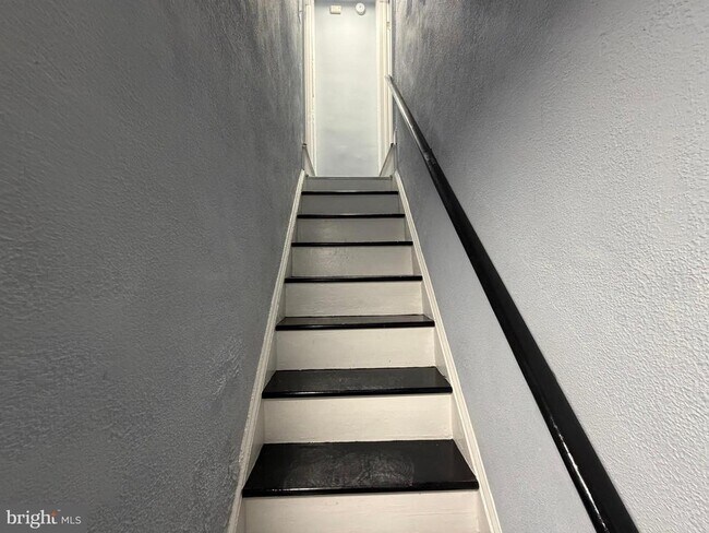 Building Photo - 363 E Airy St