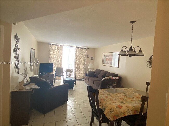 Building Photo - 1817 S Ocean Dr