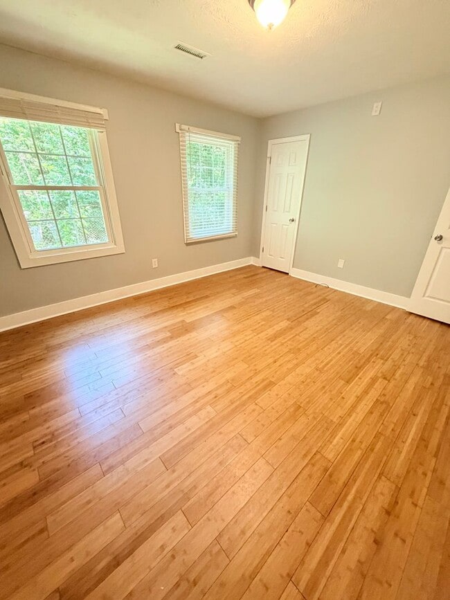 Building Photo - 5 Bedroom, 2.5 Bathroom house, Super convenient location! Arden