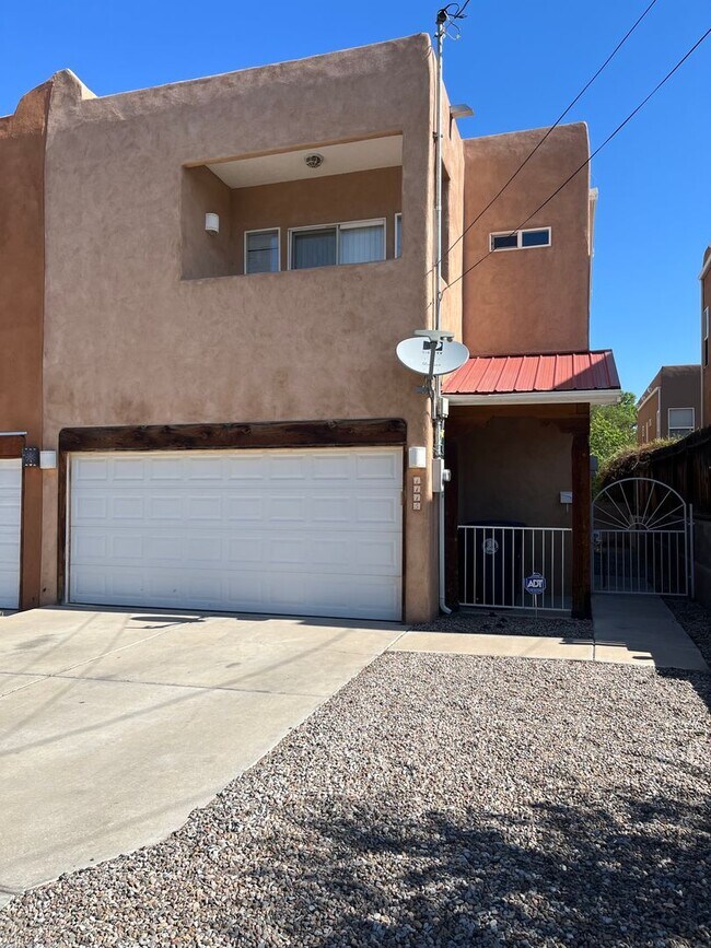 Building Photo - 3 bd / 3bth / 2 car near Pres, UNM, CNM, I-25