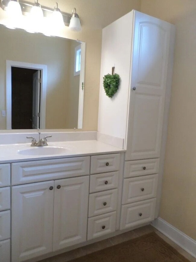 Building Photo - Bright and Spacious 3-Bedroom Home with Su...