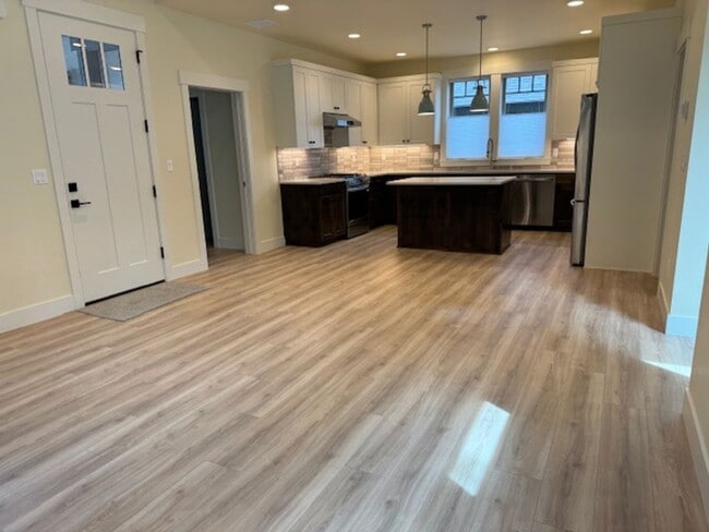 Building Photo - Work & Live in Super desirable North West Crossing. Unique 2 bedroom three three bath home. Profe...