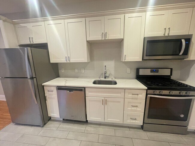 Primary Photo - Avl NOW - No Fee! Renovated 1.5BR in Allst...