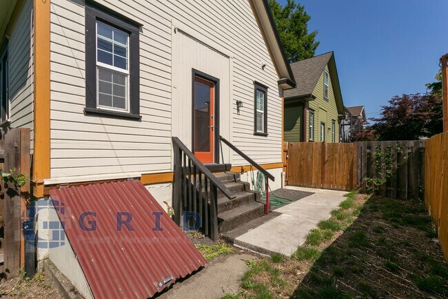 Building Photo - Gorgeous 2 Bedroom Victorian Home!