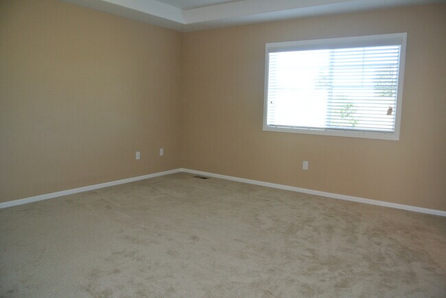 Building Photo - 5Bed/3.5Bath Home in Blackstone Country Club Community