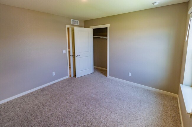 Building Photo - Stunning 4BR House in Berthoud