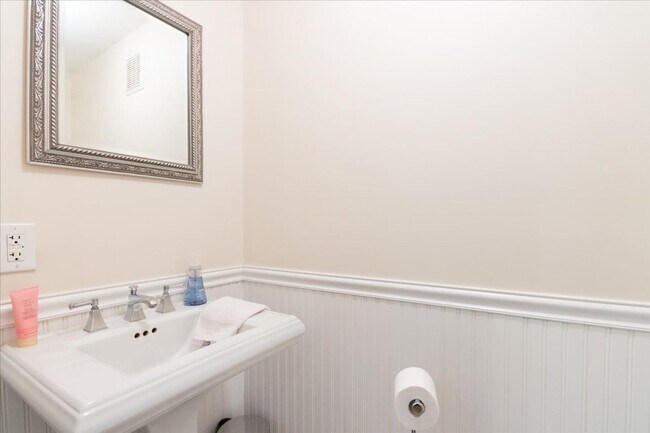 Building Photo - 2Br/1.5Bth in a convenient location! Laundry iN UNIT! NO BROKER FEE!