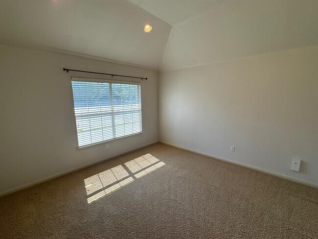 Building Photo - 9820 Savannah Ridge Dr