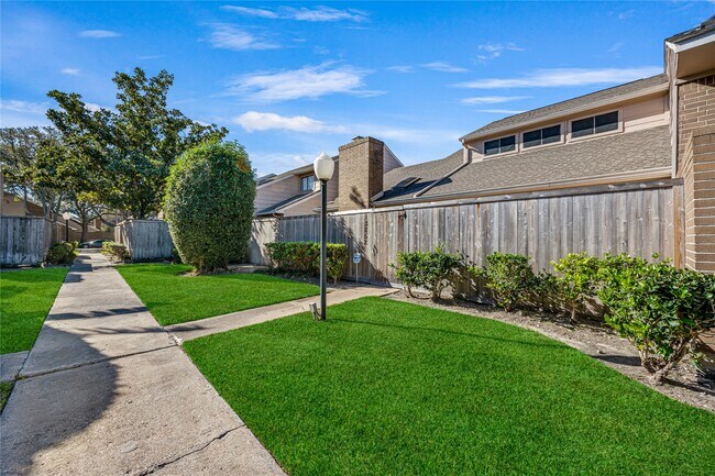 Building Photo - 13852 Hollowgreen Dr