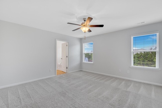 Building Photo - Move in special of $500 off 1st months ren...