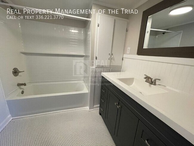 Building Photo - 301 Upton St