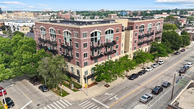 Building Photo - 1515 N Van Buren St