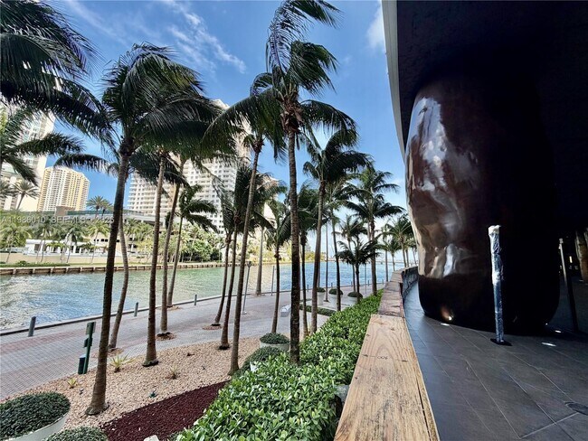 Building Photo - 475 Brickell Ave