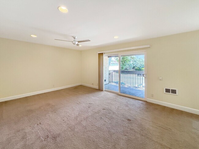 Building Photo - Upgraded 1B/1BA Condo in La Jolla W/ Parki...