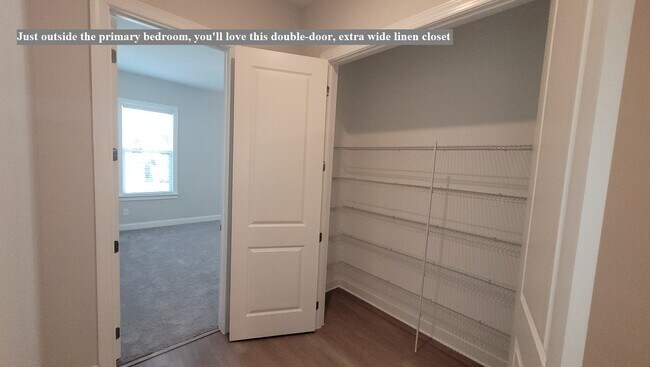 Building Photo - More Windows, More Light!  Amenity-rich, Gated Community.