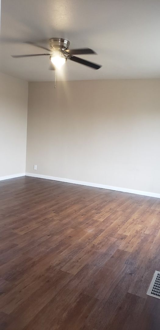 Building Photo - One bedroom, one bath upper unit located i...