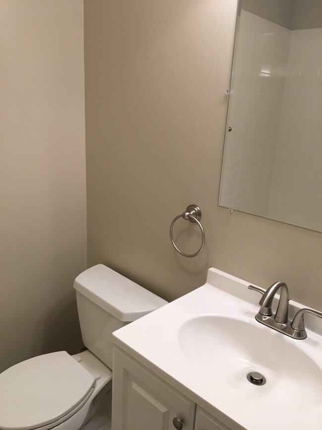 Building Photo - Spacious 4 bedroom 1.5 bath ranch Eastwood