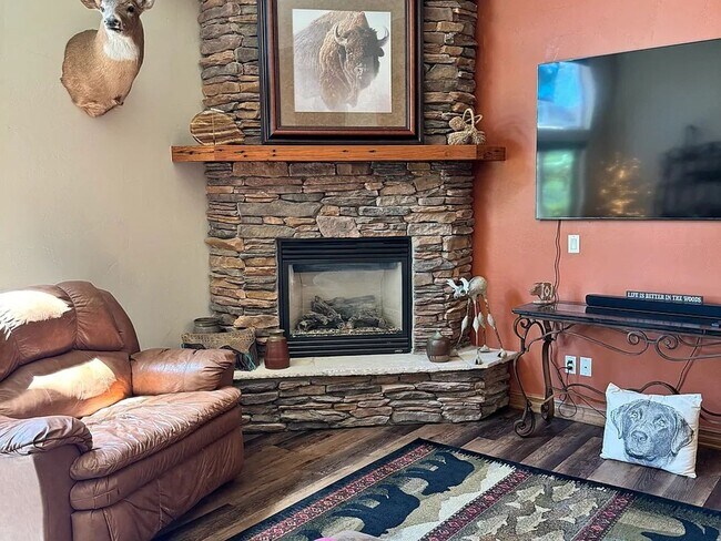 Building Photo - Wedgewood Villas ***ALL UTILITIES INCLUDED***