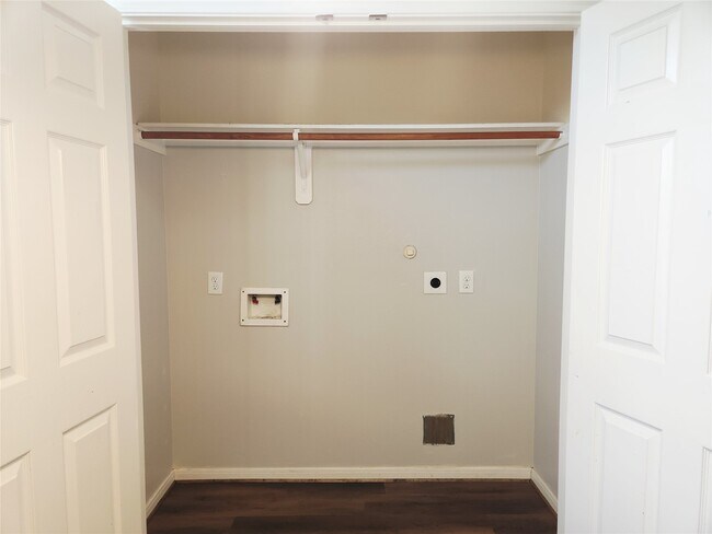 Building Photo - 4075 Mossy Spring Ln