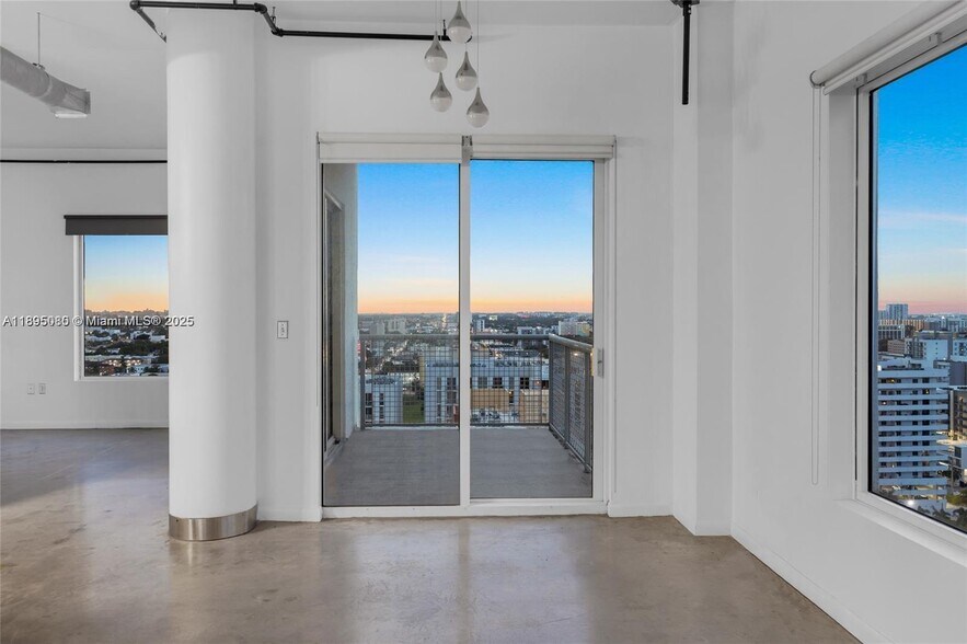 Building Photo - 10 SW South River Dr