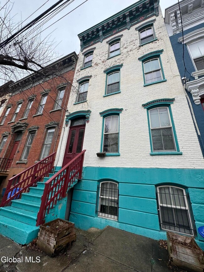 Building Photo - 130 Grand St
