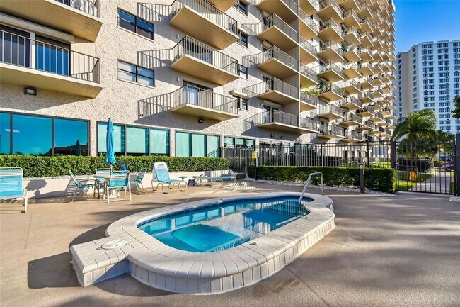 Building Photo - 7050 Sunset Dr S