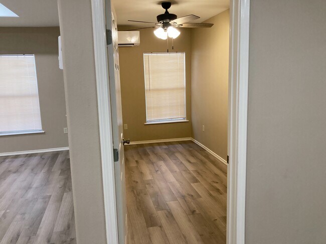 Building Photo - 2113 W Barcelona Ave