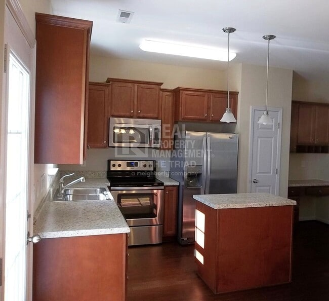 Building Photo - Available Soon: Stunning 3bd/2.5ba Townhom...